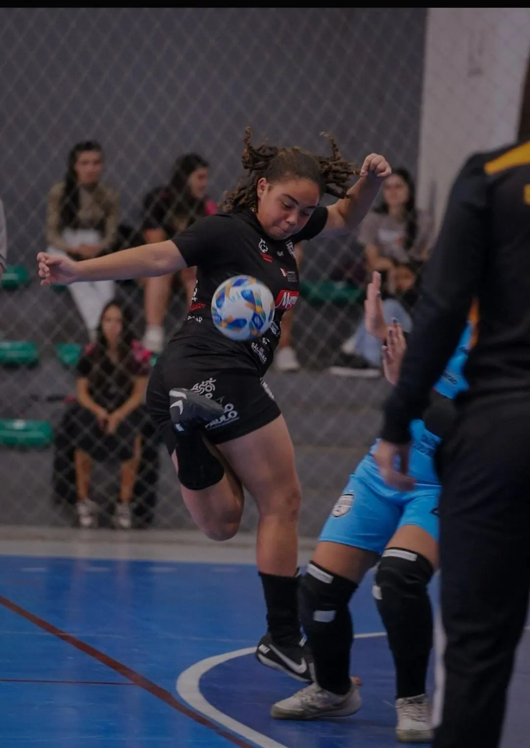 Atleta do Craques Meninas dominando a bola