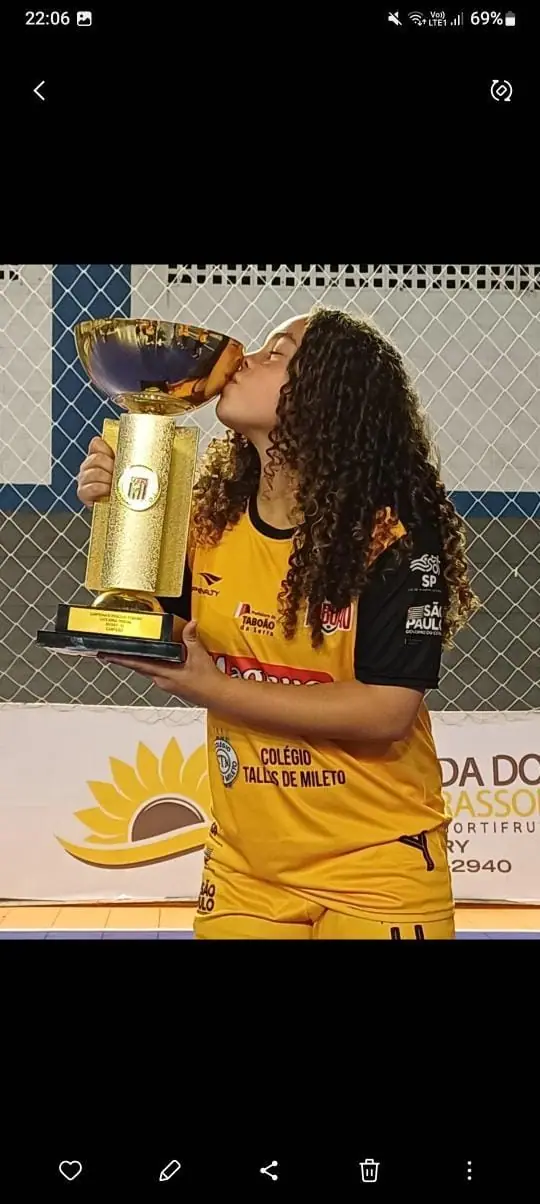 Atleta do Craques Meninas com troféu