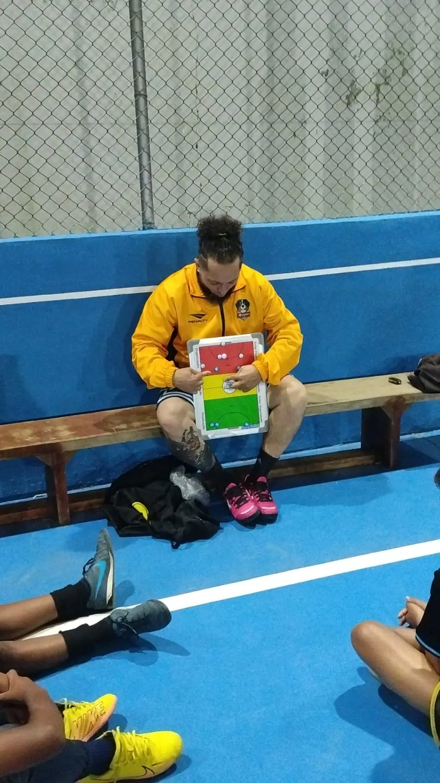 Andrezinho Alves com a prancheta tática