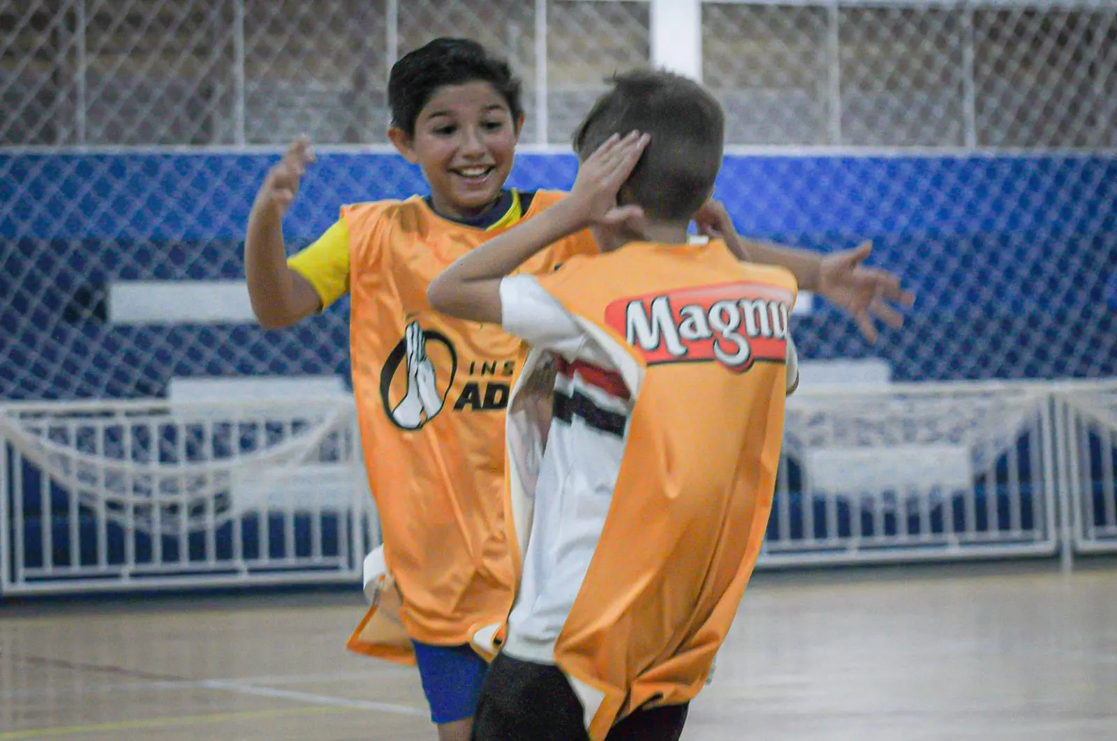 Atletas se abraçando