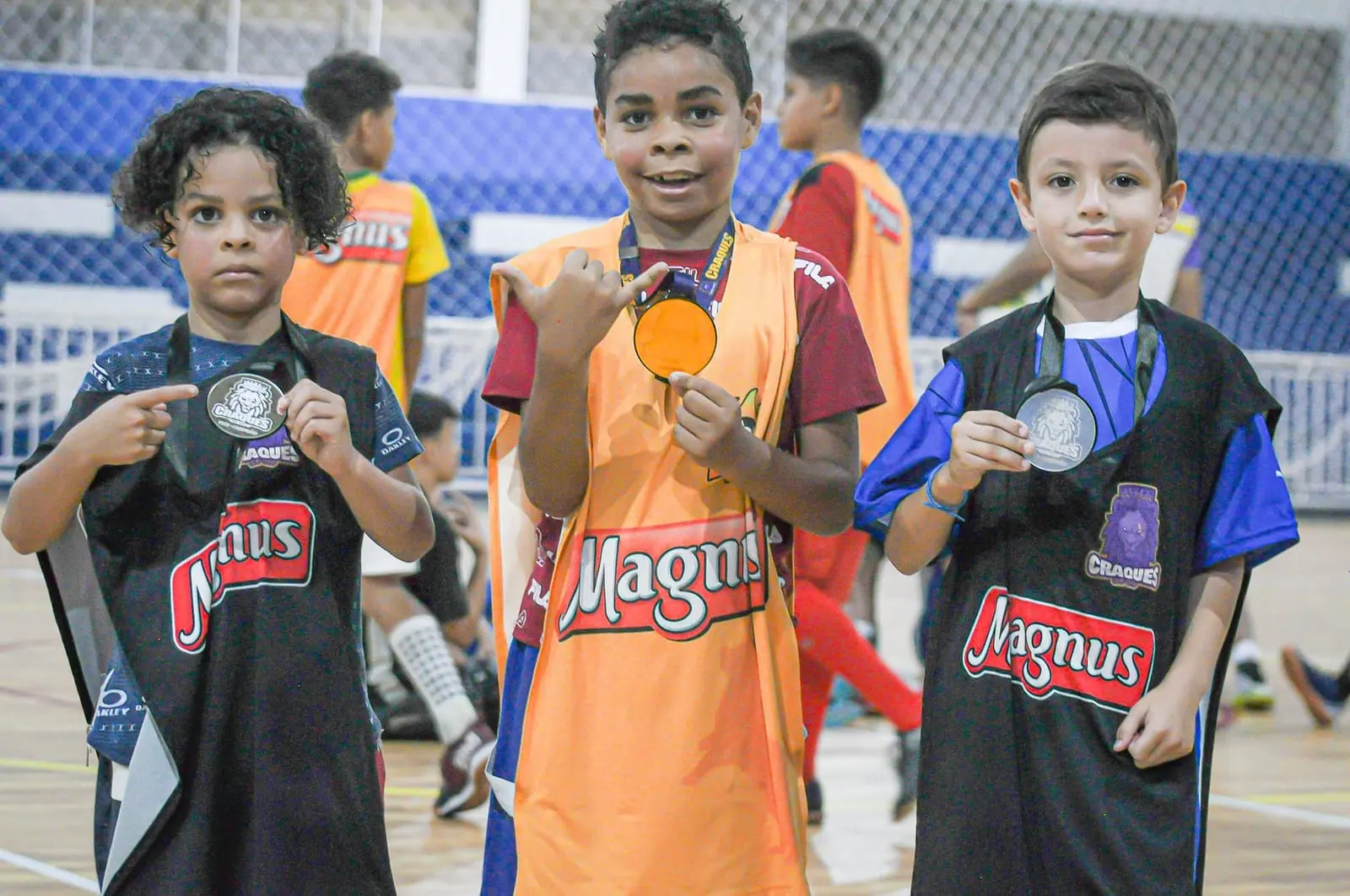 Crianças da Iniciação com medalhas