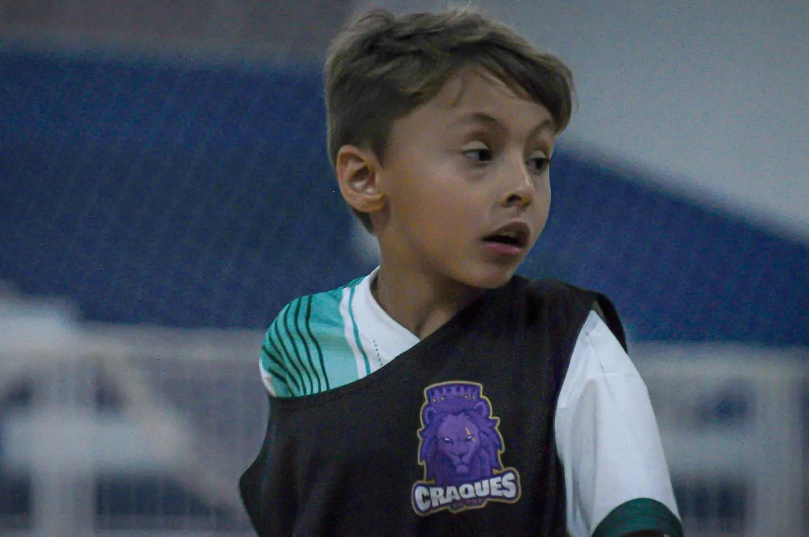 Criança da Iniciação com a bola