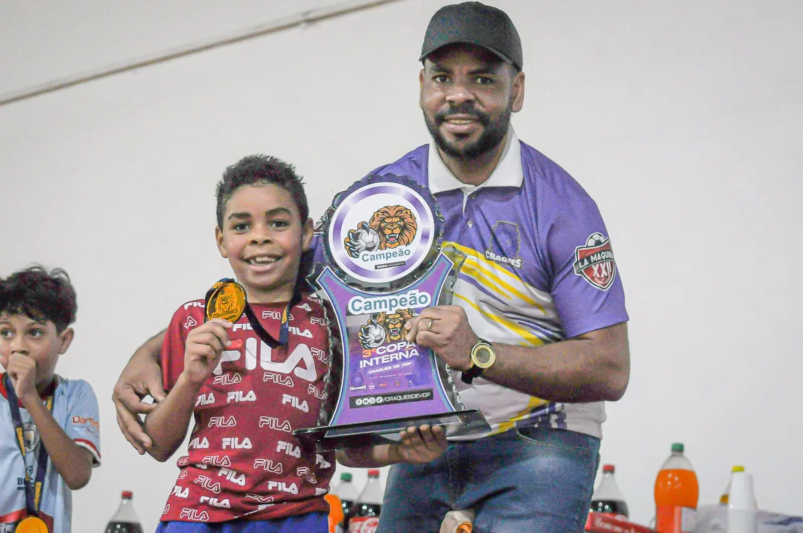 Atletas com o troféu